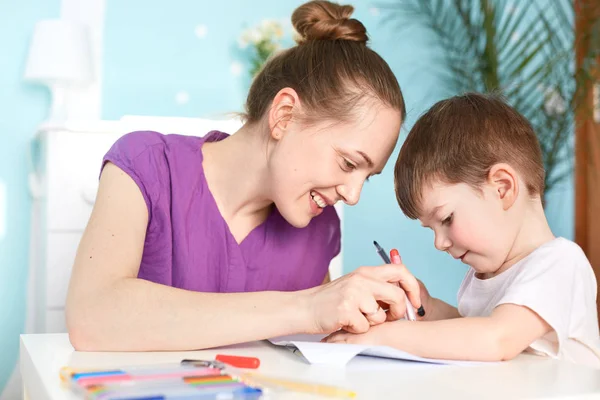 Tiro Horizontal Mujer Feliz Con Moño Pelo Niño Pequeño Dibujar —  Fotos de Stock