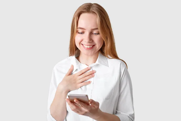 Studio Shot Pleased Young Woman Recives Message Impressive Words Keeps — Stock Photo, Image