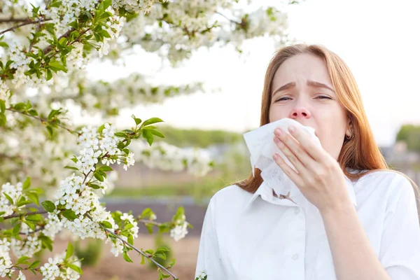 Outdoor Shot Displeased Caucasian Woman Feels Allergy Holds White Tissuue — Stock Photo, Image