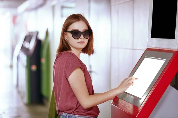 Güzel Beyaz Bir Kadın Trendy Güneş Gözlüğü Pozlar Atm Ile — Stok fotoğraf