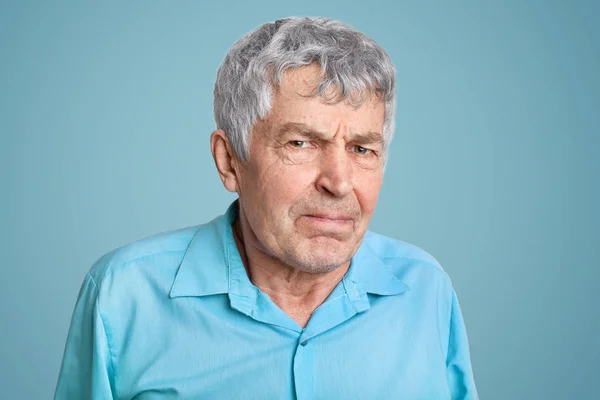 Close Shot Elderly Man Wrinkles Face Pressed Lips Looks Scrupulously — Stock Photo, Image