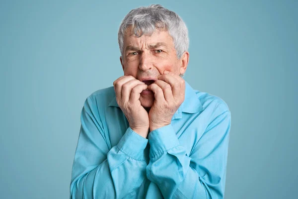 Colpo Testa Uomo Capelli Grigio Rugoso Disperazione Tiene Mani Vicino — Foto Stock