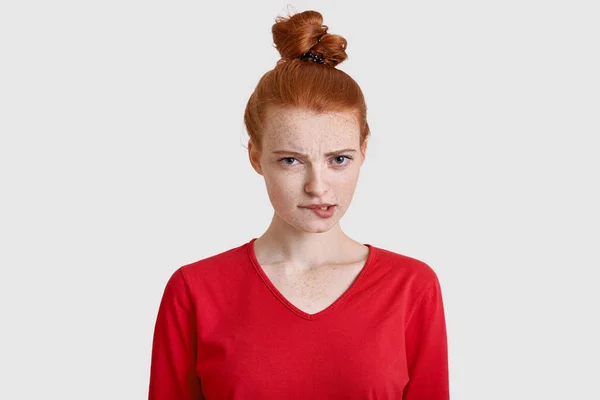 Крупним Планом Знімок Незадоволеної Жінки Кусає Нижню Губу Руде Волосся — стокове фото