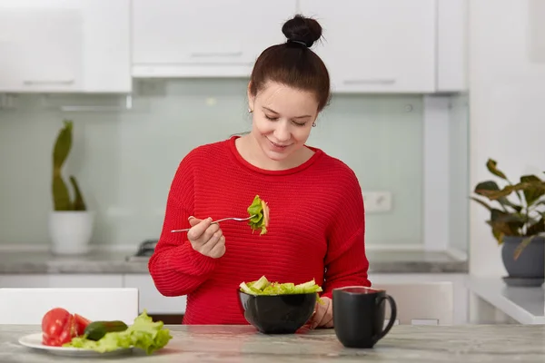 Disparo Horizontal Mujer Embarazada Satisfecha Disfruta Una Sabrosa Ensalada Fresca — Foto de Stock