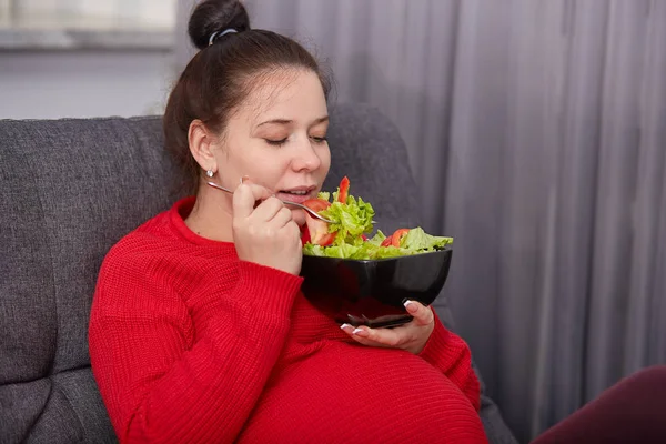 Shot Atractiva Morena Embarazada Linda Mujer Disfruta Comiendo Ensalada Fresca —  Fotos de Stock