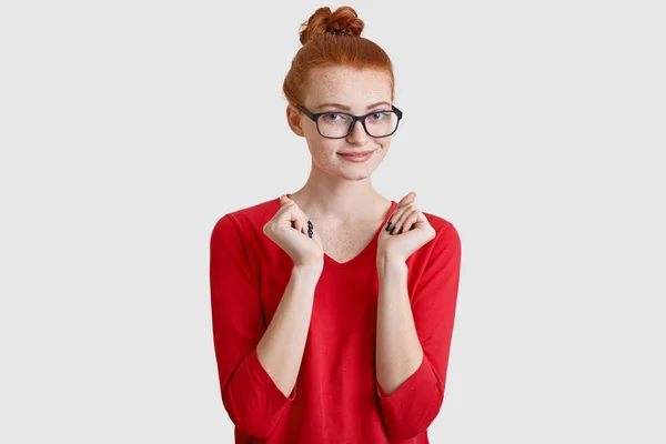 Szczęśliwy Czerwony Haired Piegowaty Młoda Kobieta Węzeł Trzyma Ręce Wciśnięty — Zdjęcie stockowe