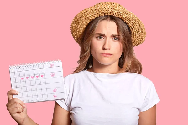 Mujer Europea Descontenta Con Sombrero Paja Camiseta Casual Tiene Calendario — Foto de Stock