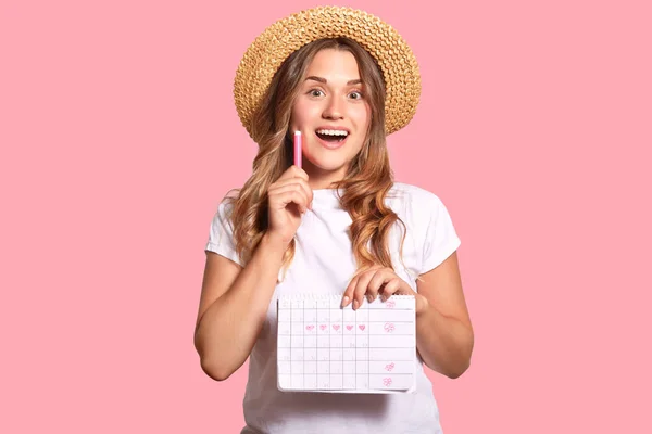 Positiva Mujer Joven Caucásica Lleva Períodos Calendario Marcador Colores Demuestra —  Fotos de Stock