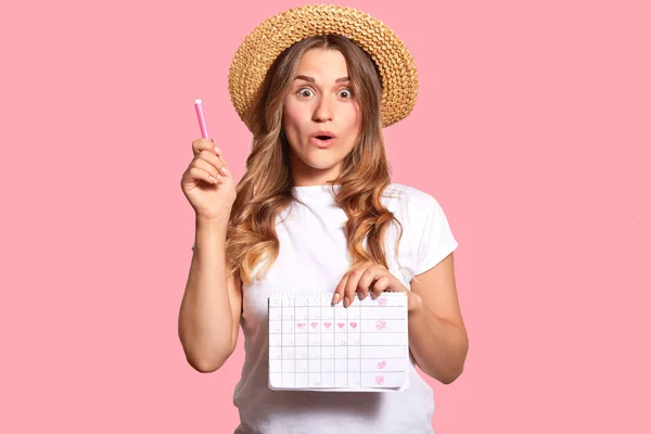 Cintura Hacia Arriba Tiro Mujer Hermosa Asombrada Sostiene Pluma Calendario —  Fotos de Stock