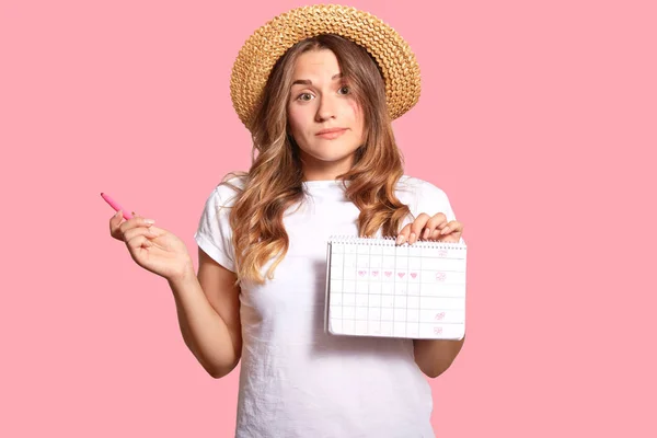 Wanita Muda Hesitan Membawa Kalender Periode Menstruasi Memiliki Ekspresi Tanpa — Stok Foto