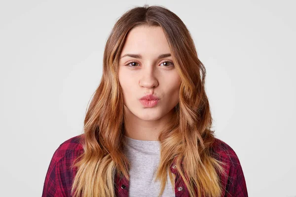 Retrato Mujer Joven Con Piel Sana Mantiene Los Labios Redondeados — Foto de Stock