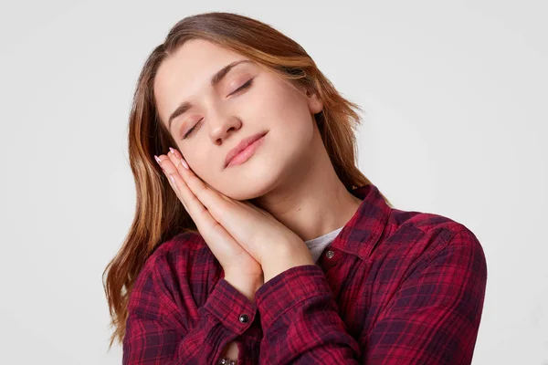 Photo Femme Séduisante Fait Sieste Penche Sur Les Mains Les — Photo