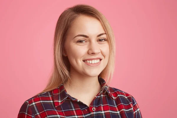 Cabeza Mujer Europea Joven Rubia Aspecto Agradable Con Sonrisa Dentada — Foto de Stock