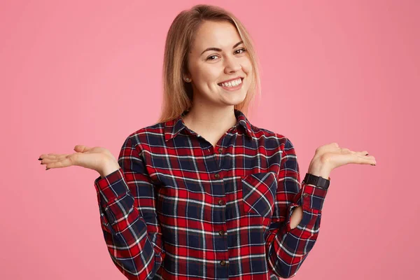 Tiro Horizontal Vacilante Alegre Mujer Hermosa Pelo Claro Extiende Las — Foto de Stock