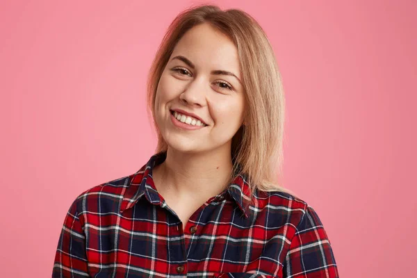 Ritratto Donna Europea Felice Con Sorriso Positivo Sul Viso Trucco — Foto Stock