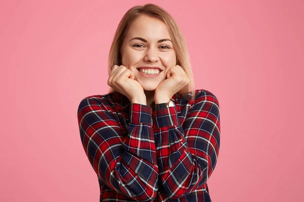 Primer Plano Mujer Satisfecha Sostiene Barbilla Sonríe Ampliamente Muestra Los — Foto de Stock