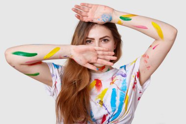 Headshot ciddi kadın ressam sanat Studio'daki sınıfları sahip yorgun hisseder, uzun siyah saçlı, beyaz bluz, renkli boya ile kirli giyer, manzara çizmeyi öğrenir, yalnız kapalı pozlar