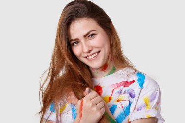 Beyaz arka plan üzerinde çizim resim, serbest zaman resim, harcamak için sevindim izole sonra fotoğraf çekici genç kız siyah saçlı, gülümsüyor yavaşça, memnun hissediyorum. İnsanlar, yetenek ve yaratıcılık