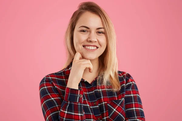 Retrato Mulher Loira Boa Aparência Com Sorriso Suave Mantém Uma — Fotografia de Stock