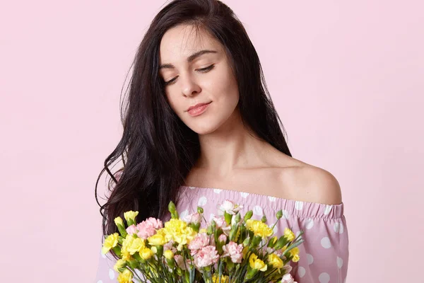 즐거운의 자른된 드레스 노란색 분홍색과 분홍색 스튜디오 절연의 꽃다발 머리를 — 스톡 사진