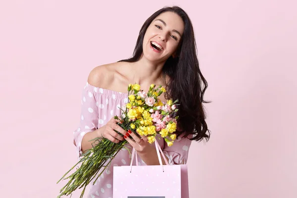 즐거운 어두운 아가씨 생일에 선물을 꽃다발을 장미빛 — 스톡 사진