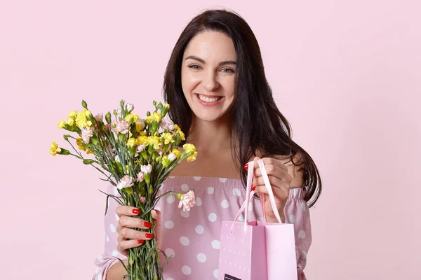 Feliz Mujer Joven Caucásica Con Piel Sana Sonrisa Encantadora Dientes —  Fotos de Stock