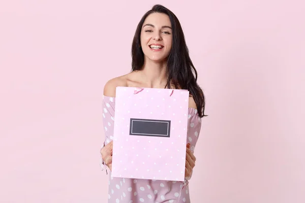 Image Jeune Femme Caucasienne Heureuse Tient Sac Cadeau Avec Espace — Photo