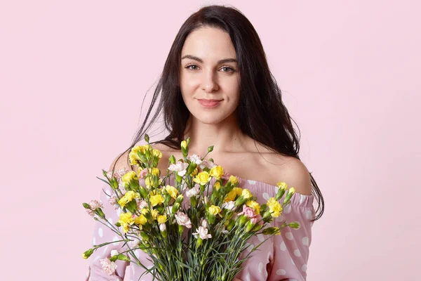 여자의 부드러운 미소와 매력적인 꽃다발을 배경에 친구와 데이트 — 스톡 사진