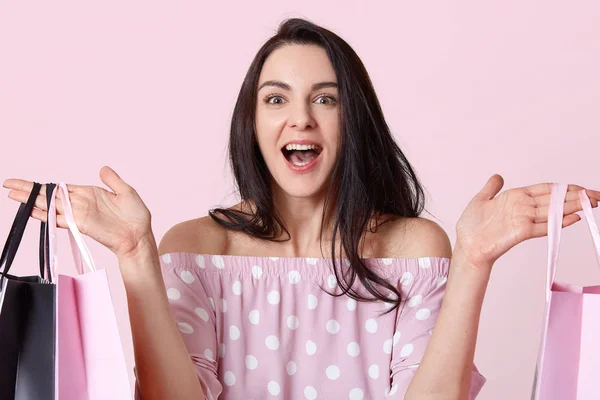 Headshot Jeune Femme Aux Cheveux Foncés Heureux Tient Des Sacs — Photo