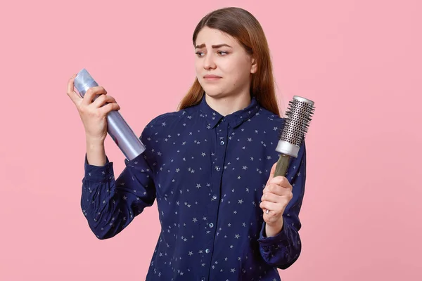 Horizontale Schot Van Verbaasd Vrouwelijke Model Houdt Hairspray Kam Kijkt — Stockfoto