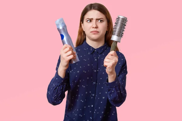 Mujer Indignante Desagrado Peine Laca Para Cabello Lleva Camisa Con — Foto de Stock