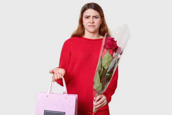 Dunkelhaarige Unzufriedene Frau Runzelt Die Stirn Mag Kein Geschenk Hält — Stockfoto