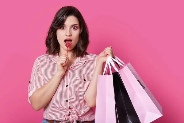 Tiro Isolado Menina Pinup Com Cabelo Ondulado Surpreendeu Expressão Gosta — Fotografia de Stock