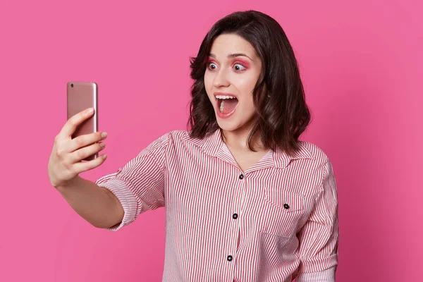 Foto Wanita Terkejut Memegang Ponsel Untuk Membuat Potret Selfie Memiliki — Stok Foto