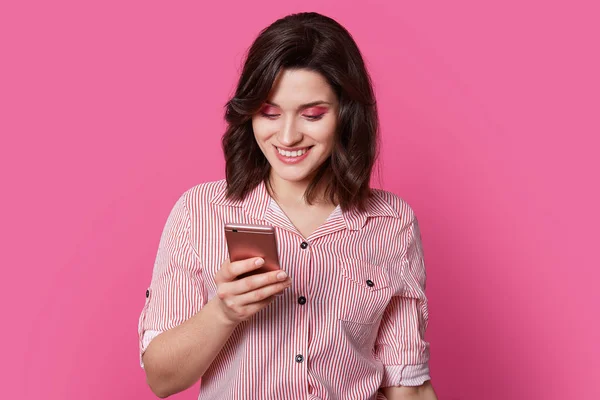 Merugikan Wanita Tercinta Orang Melihat Smartphone Dengan Senyum Tengah Potret — Stok Foto