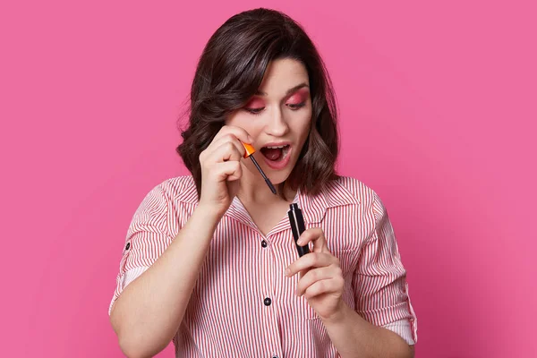 Misteriosa Joven Con Maquillaje Decorativo Brillante Para Ojos Oscuros Mira —  Fotos de Stock