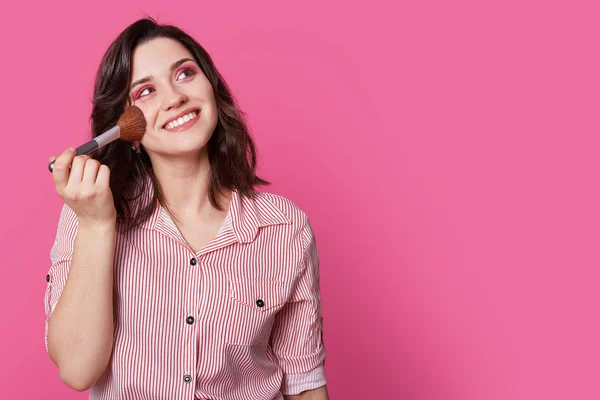 Geïsoleerde Schot Van Aangename Zoek Jonge Vrouw Met Vrolijke Expressie — Stockfoto