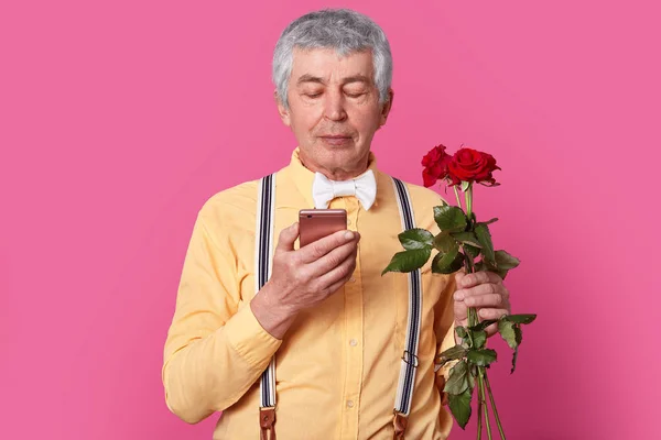 Isolated Shot Attractive Old Man Focused Smartphone Recives Message Lover — Stock Photo, Image