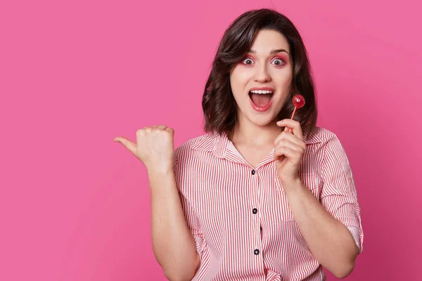 Disparo Horizontal Mujer Atractiva Alegre Con Maquillaje Sostiene Piruleta Mantiene — Foto de Stock