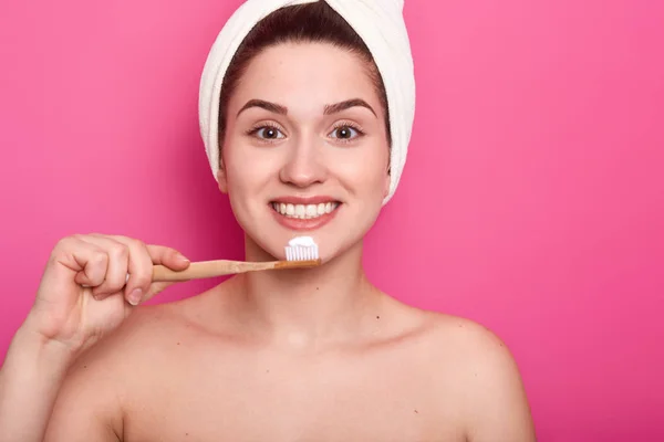 Tevreden Vernieuwd Vrouw Met Europese Uitstraling Houdt Tandenborstel Met Tandpasta — Stockfoto