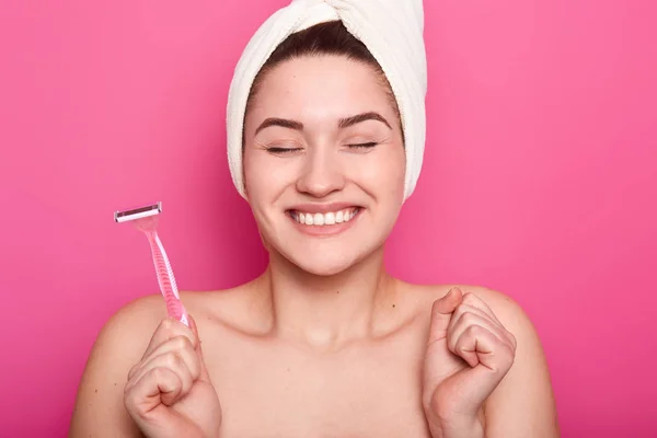 Mujer Complacida Sobreemotiva Con Sonrisa Dentada Cierra Los Ojos Con — Foto de Stock