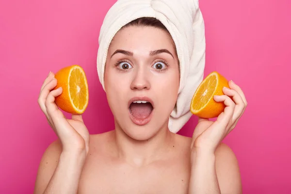 Headshot Chockad Vacker Kvinna Med Handduk Huvudet Innehar Orange Skivor — Stockfoto