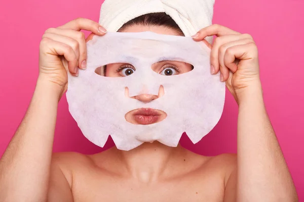 Dicht Omhoog Van Grappige Vrouw Kijkt Door Witboek Masker Heeft — Stockfoto