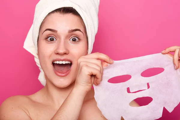 Headshot Van Verbaasd Mooie Jonge Vrouw Houdt Van Cosmetische Masker — Stockfoto