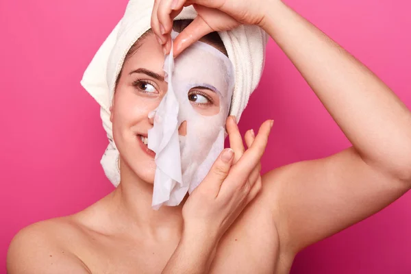 Zdrowe Marzycielski Młody Piękny Kobieta Zdejmuje Kosmetycznych Maski Twarzy Szeroki — Zdjęcie stockowe
