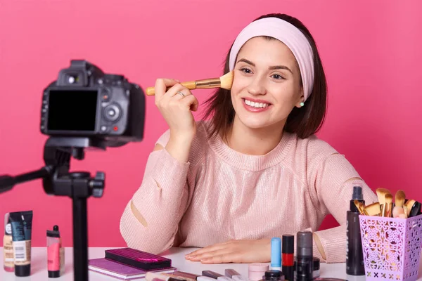 Alegre Esteticista Femenina Utiliza Cepillo Cosmético Para Aplicar Polvo Graba — Foto de Stock