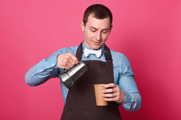 Midja Upp Skott Professionella Manliga Barista Häller Kaffe Från Kaffebryggare — Stockfoto