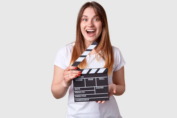 Koncepcja Filmu Produktywność Zadowolona Kobieta Długimi Włosami Wygląda Wyrażenie Zadowolony — Zdjęcie stockowe