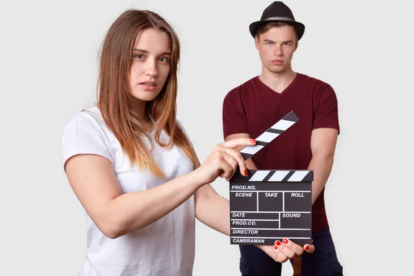 Mooie Femake Witte Shirt Klepel Bestuur Houdt Schiet Scène Ernstige — Stockfoto