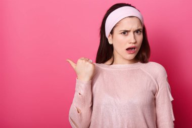 Kız ne bir şey bir kenara gösterilen süre olduğunu sorar. Atonished kadın sol başparmak parmak ile işaret eder ve kameraya benziyor. Açık ağızlı hayrete, erkek karışık pembe arka plan üzerinde duruyor.